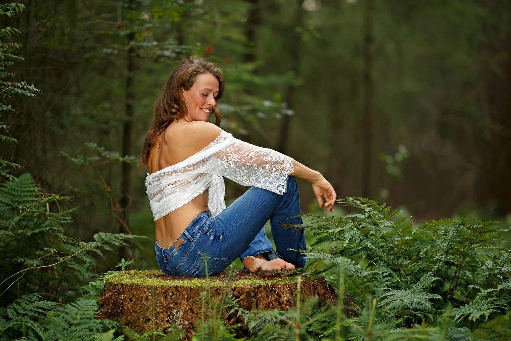 Larissa tussen de varens tijdens een lingerieshoot