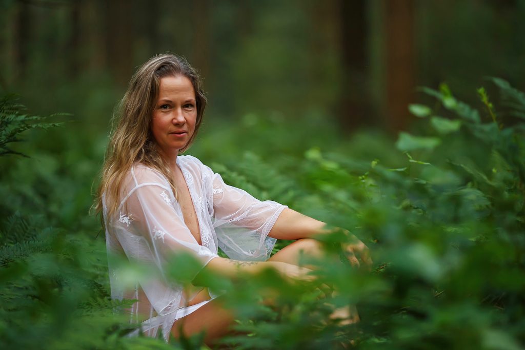Mirjam tussen de varens tijdens een lingerieshoot