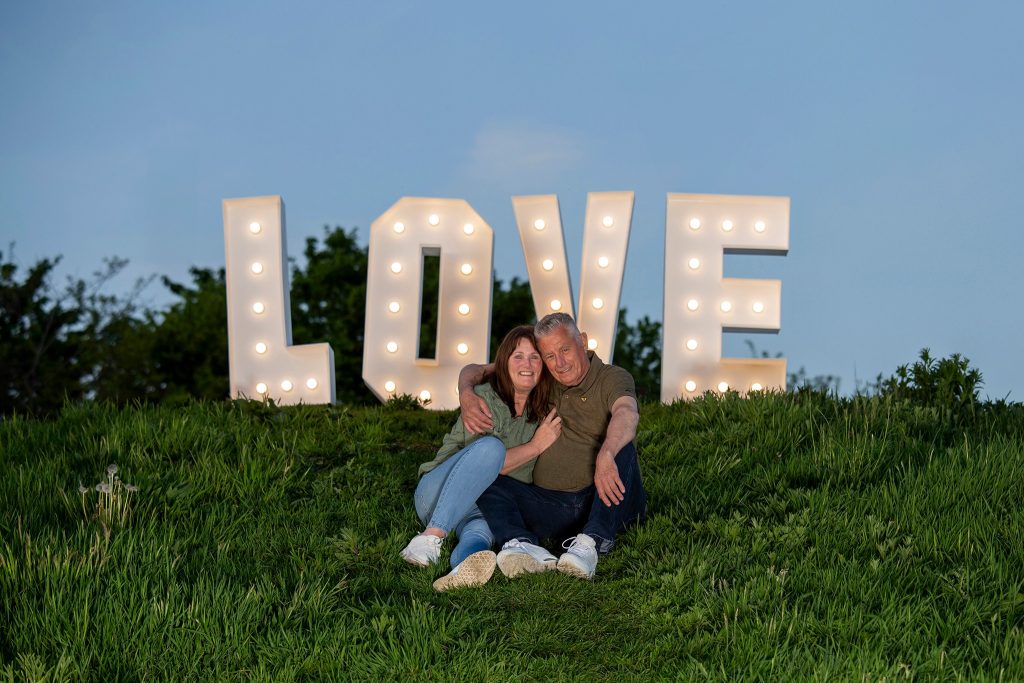 Jaap en Diny met de loveletters in Nieuwleusen