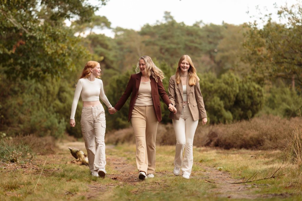 Karin met haar dochters tijdens een gezinsshoot