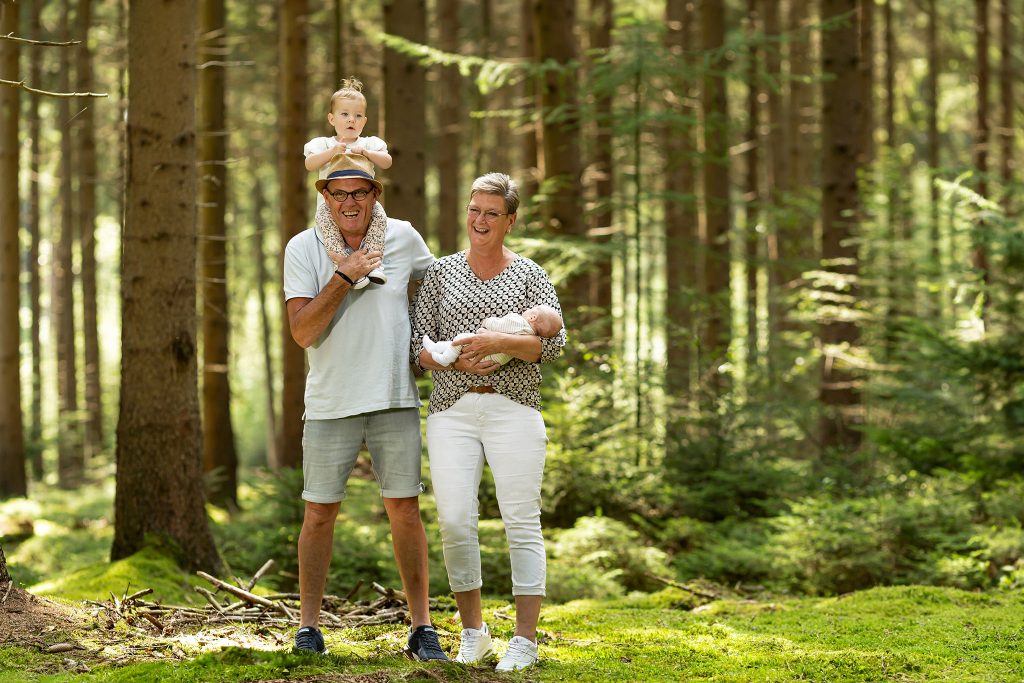 Een trotse opa en oma tijdens een gezinsshoot