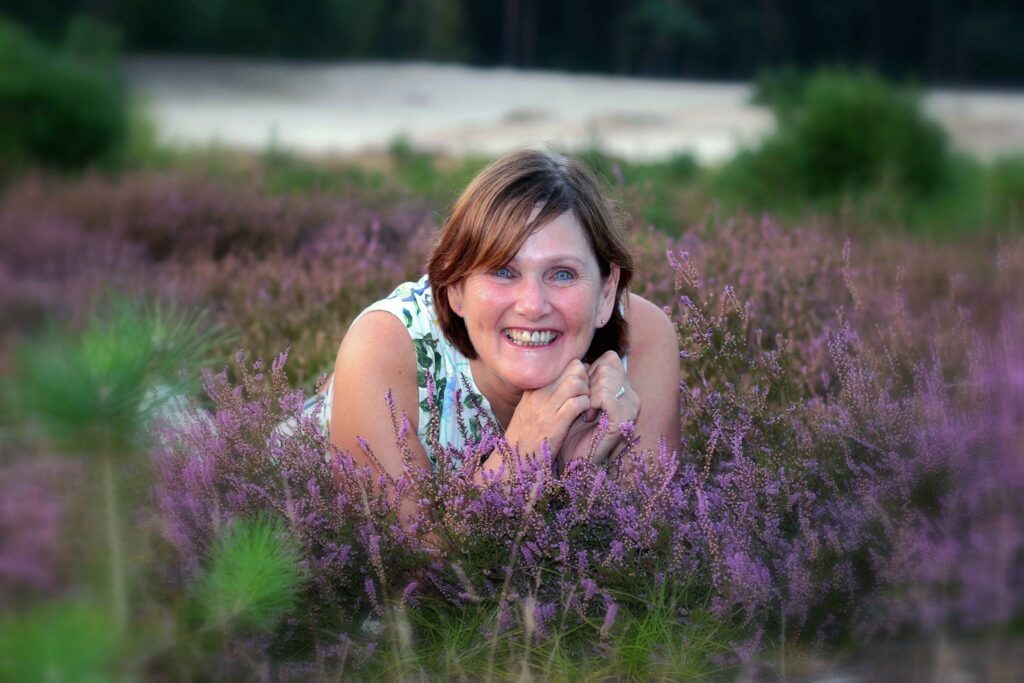 Diny in de bloeiende heide