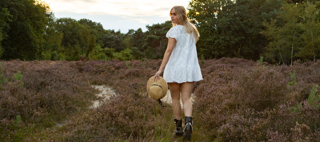 Tessa tijdens een fotoshoot op de heide in Balkbrug
