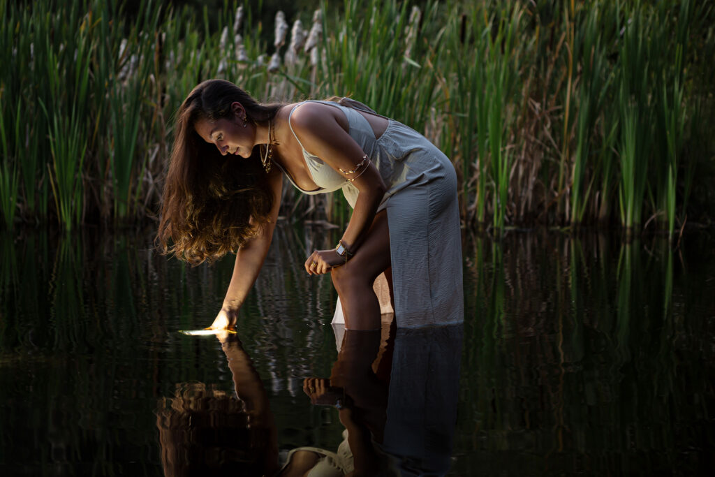 Esmee tijdens een magisch moment met licht en water