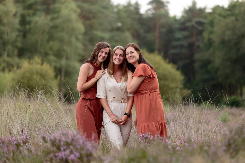 Judith met haar zussen in de heide bij de Zwarte Dennen
