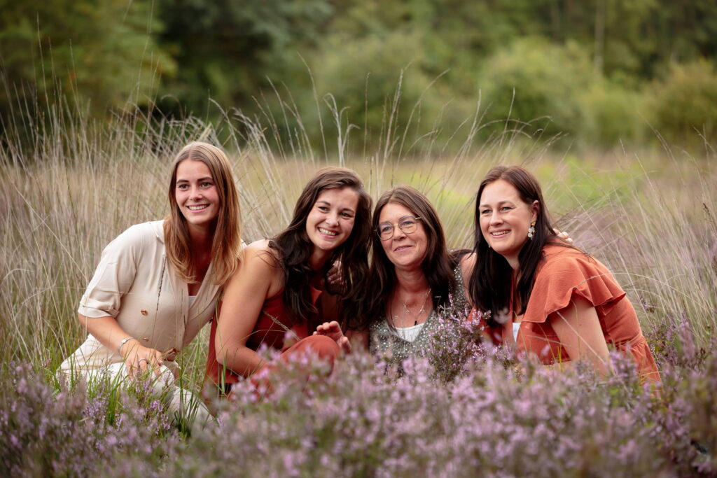 Judith met haar zussen in de heide bij de Zwarte Dennen