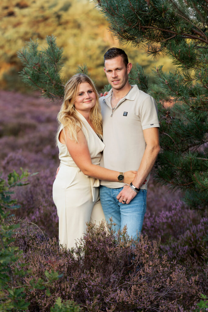 Lisa met haar vriend tijdens een loveshoot in de bloeiende heide bij de Zwarte Dennen