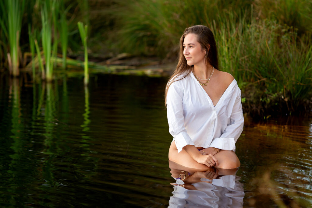 Esmee zittend in het water
