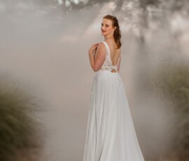 Julia bij de beeldentuin in Gees