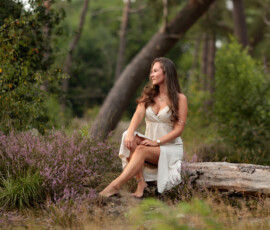 Esmee op een boomstam