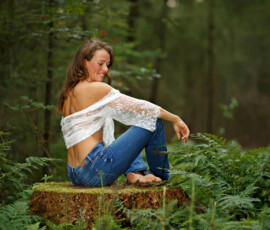 Larissa tussen de varens tijdens een lingerieshoot