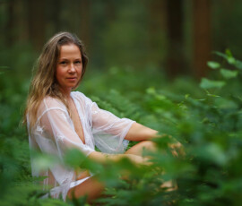 Mirjam tussen de varens tijdens een lingerieshoot