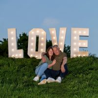 Jaap en Diny met de loveletters in Nieuwleusen