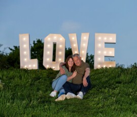 Jaap en Diny met de loveletters in Nieuwleusen