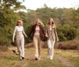 Karin met haar dochters tijdens een gezinsshoot