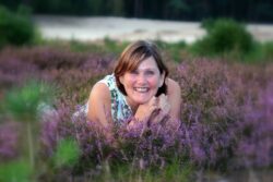 Diny in de bloeiende heide