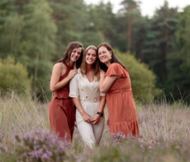 Judith met haar zussen in de heide bij de Zwarte Dennen
