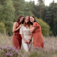 Judith met haar zussen in de heide bij de Zwarte Dennen