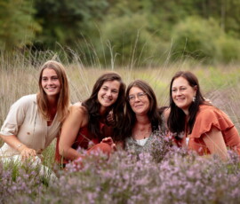 Judith met haar zussen in de heide bij de Zwarte Dennen