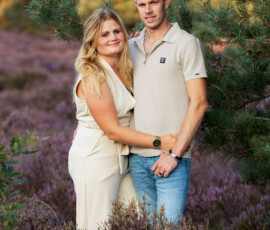 Lisa met haar vriend tijdens een loveshoot in de bloeiende heide bij de Zwarte Dennen