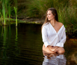 Esmee zittend in het water
